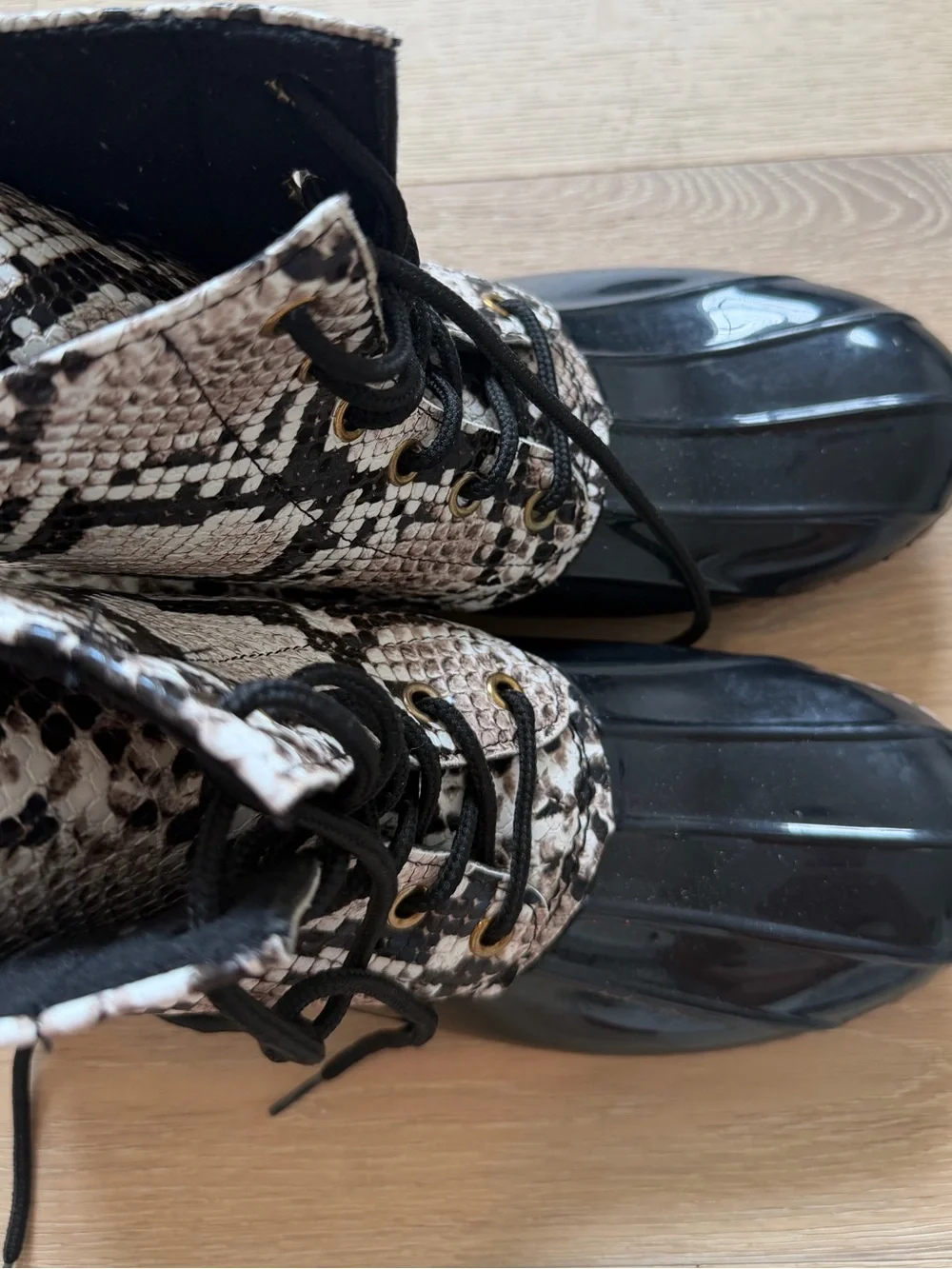 Yoki Snake Print Duck Boots Women’s Size 7.5 Waterproof Lace-Up Rain Boots